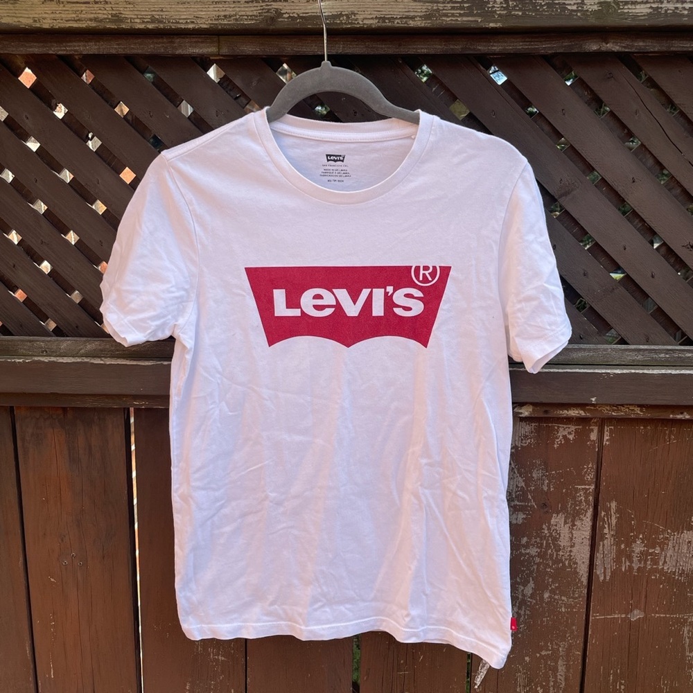 Classic white Levi’s tshirt